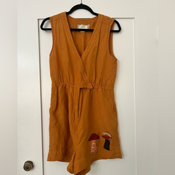 Maeve mustered short romper with mushroom apliqué - Picture 4 of 6